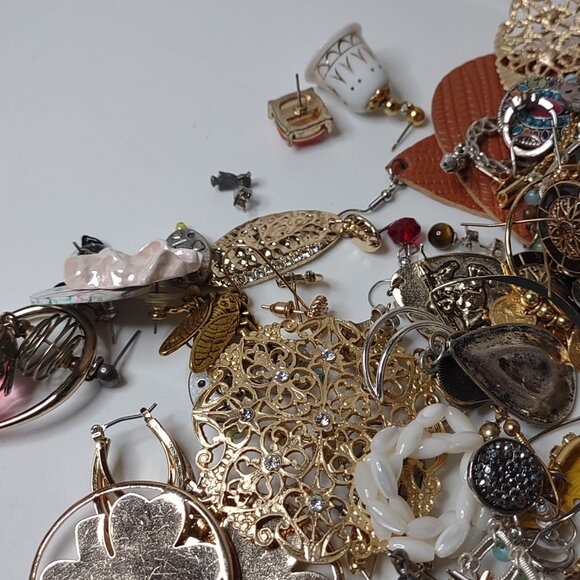 1.5 Pound Pile Of Earring Pairs - Picture 9 of 16